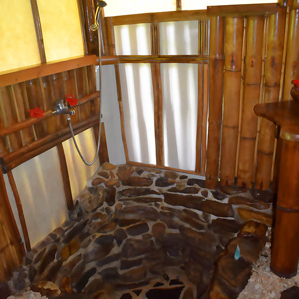 Salle de bain de la Pension Tupuna à Huahine Salle de bain de la Pension Tupuna à Huahine