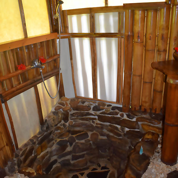 Bathroom of Pension Tupuna in Huahine